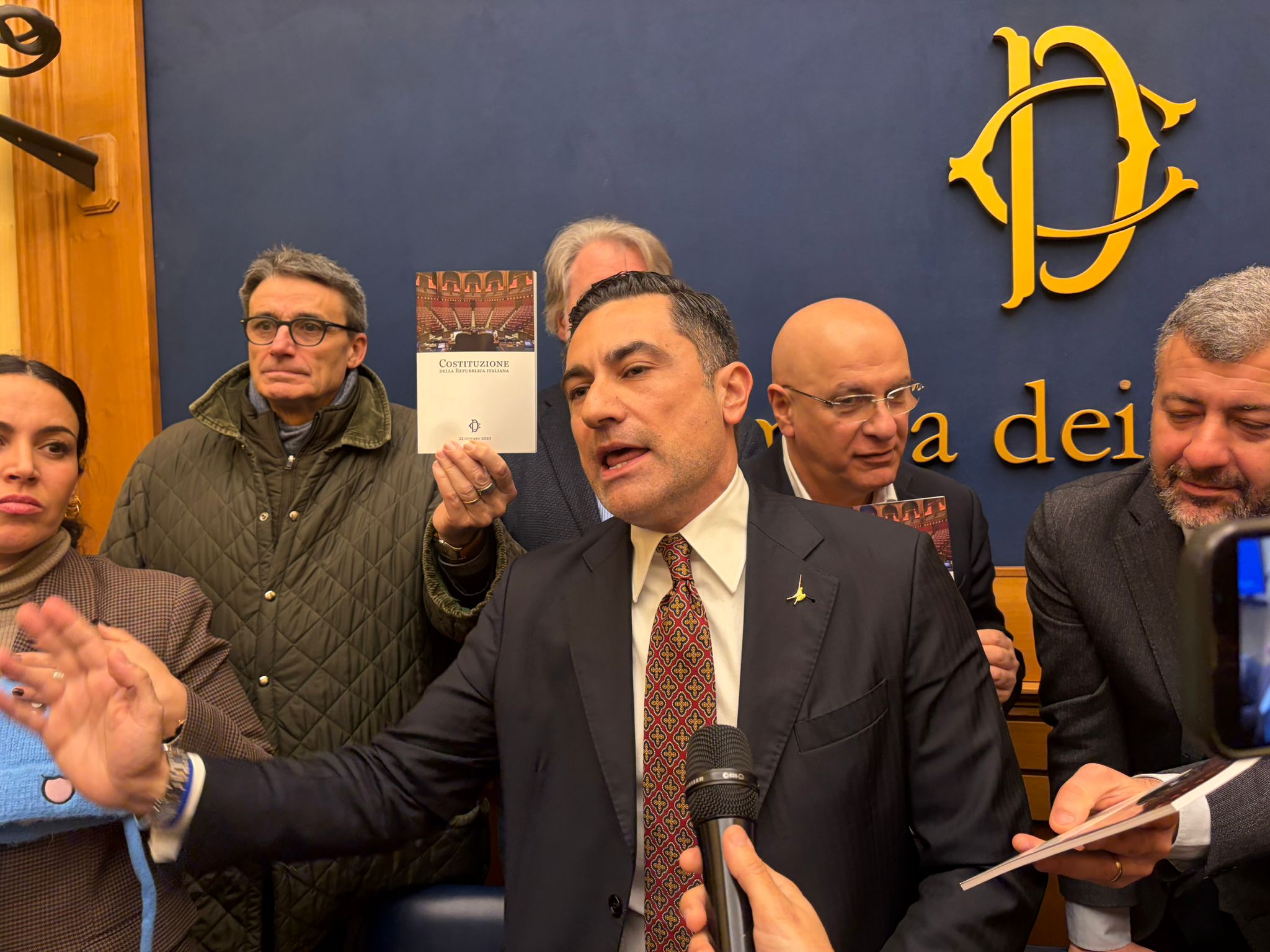 Caos alla Camera: annullata conferenza stampa di Casapound dopo la protesta di Pd, M5s e Avs