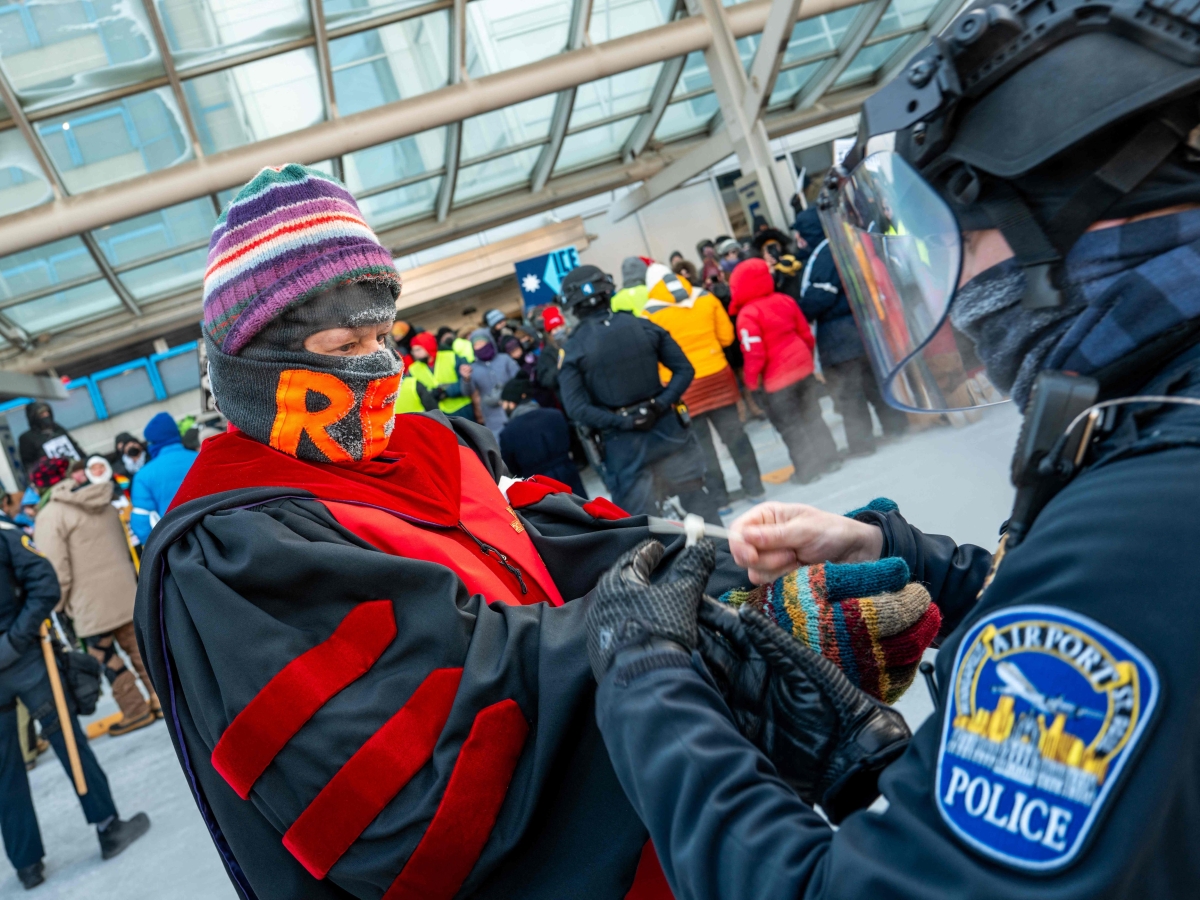 Cento membri del clero arrestati durante protesta contro le leggi sull'immigrazione a Minneapolis