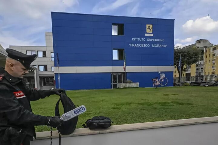 Controlli con metal detector a scuola a Caivano: intervento su possesso di coltelli tra gli studenti