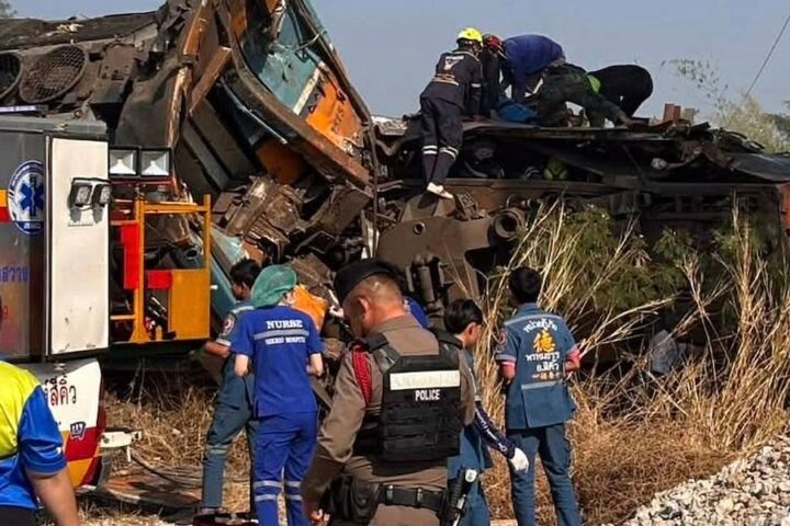 Crollo di una gru sopra a un treno in Thailandia, almeno 22 morti e 79 feriti