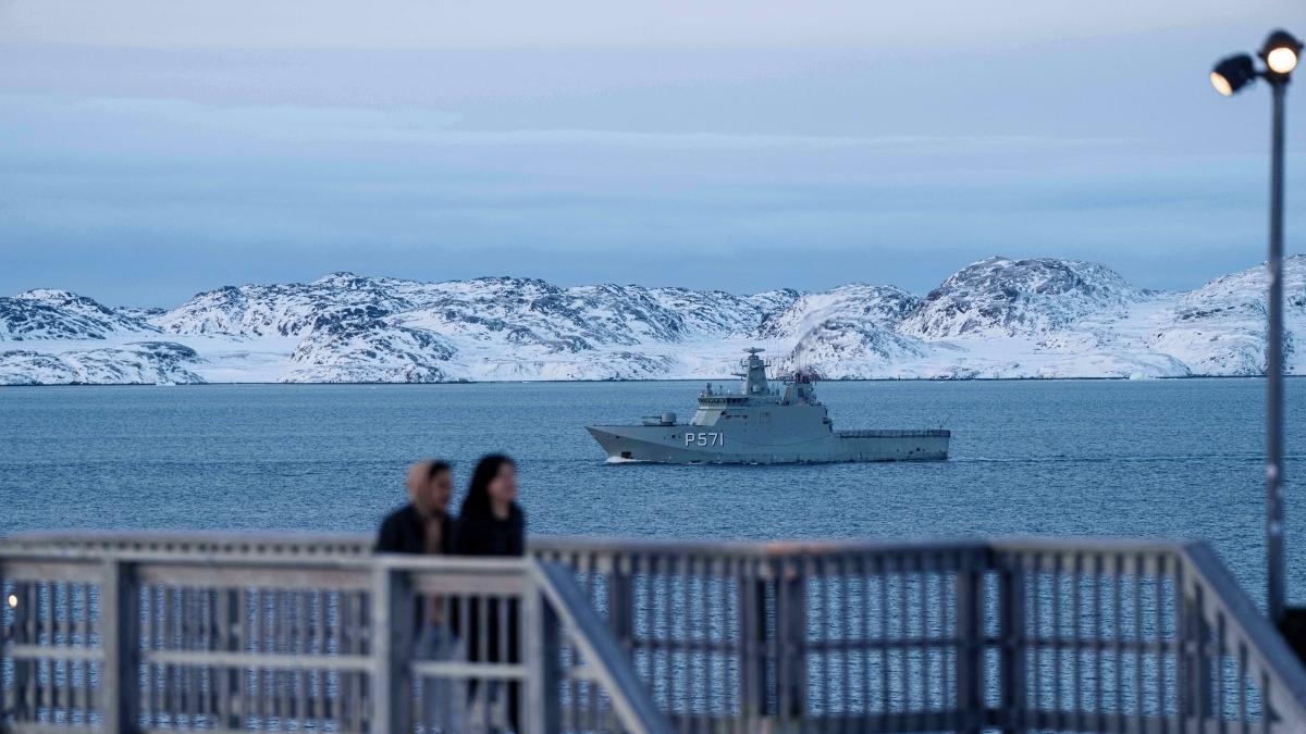 Crosetto critica l'invio di soldati in Groenlandia: «Sembra l'inizio di una barzelletta»