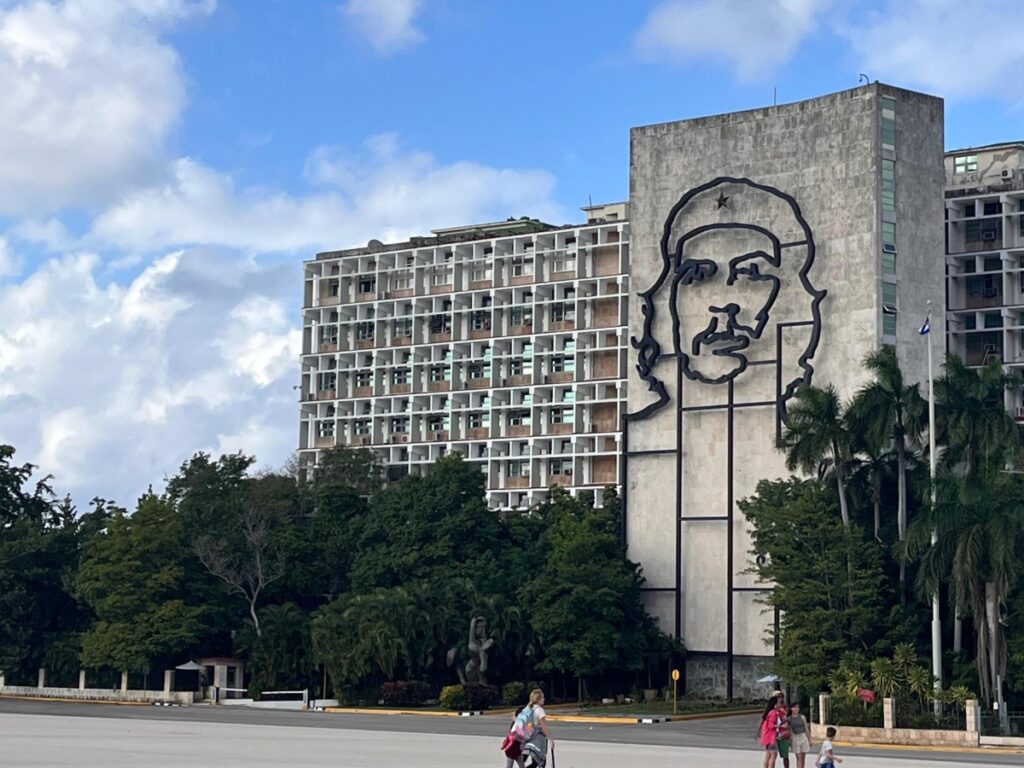 Cuba, crisi senza precedenti tra blackout, epidemie e spopolamento: l'ombra della caduta di Maduro