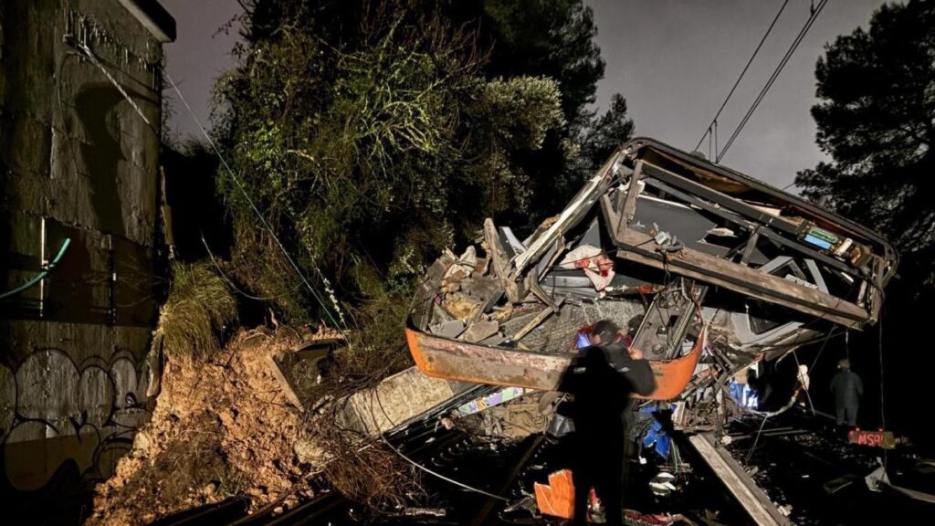 Deragliamento di un treno in Catalogna: un macchinista morto e almeno 20 feriti