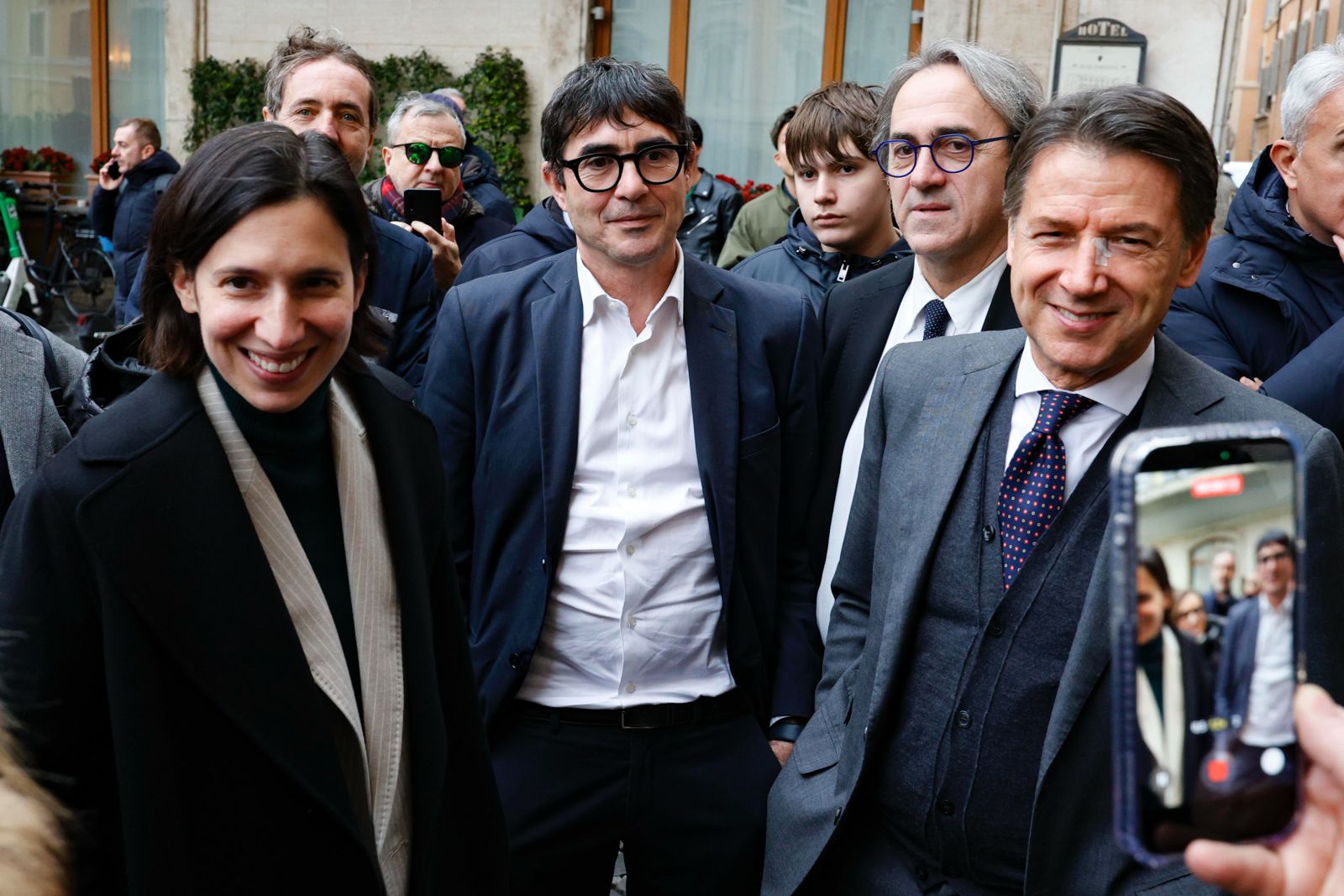 Dietro le quinte, Schlein, Conte, Fratoianni e Bonelli discutono di scambio Gaza-Albania mentre snobbano Nordio