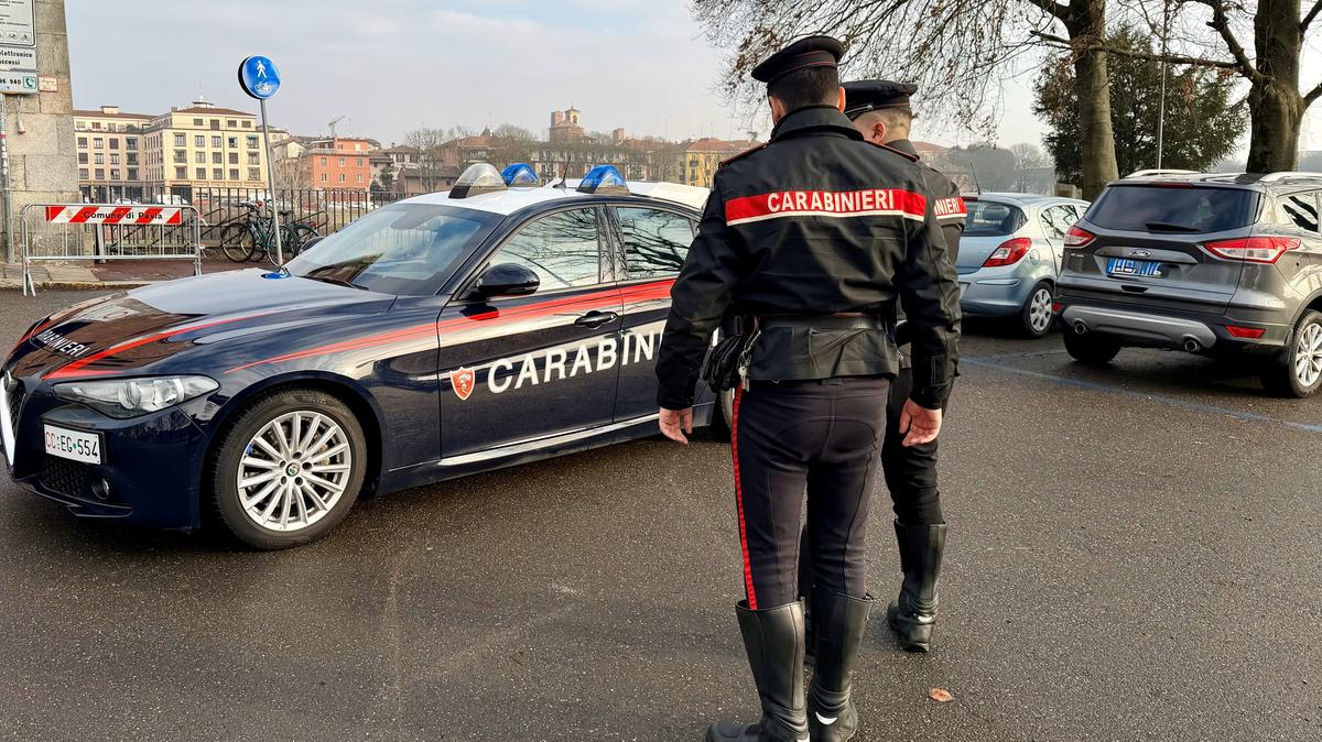 Donna di 65 anni gravemente ferita dal figlio con una pistola sparachiodi a Caselle Torinese