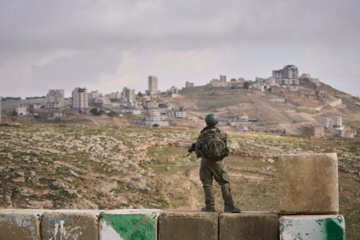 Due carabinieri italiani minacciati e costretti a inginocchiarsi da un colono armato in Cisgiordania
