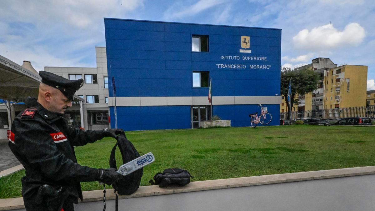 Emergenza coltelli tra gli studenti, metal detector nelle scuole di Napoli dopo l’omicidio di un 18enne