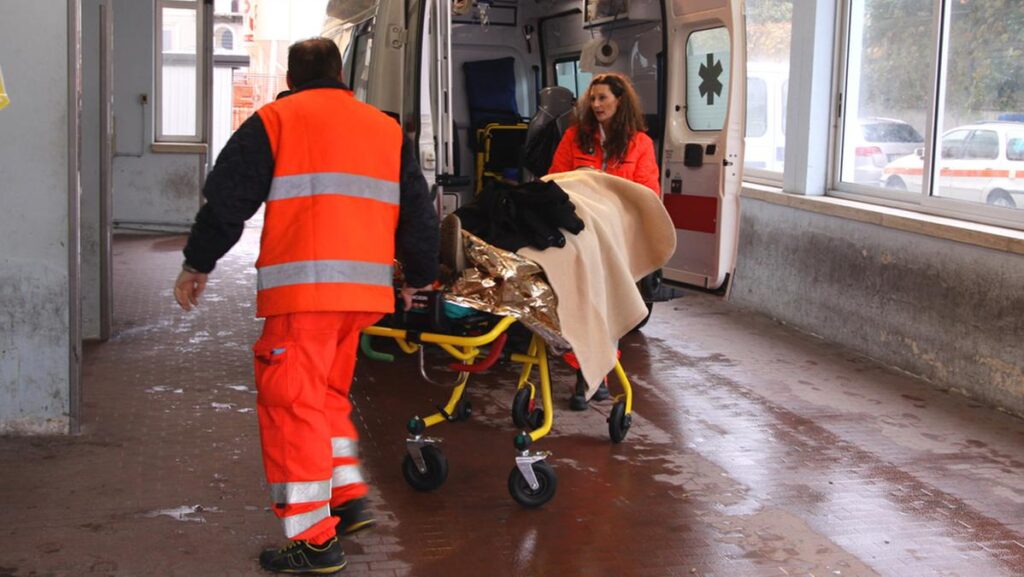 Femminicidio a Monfalcone: un uomo di 73 anni morto dopo aver accoltellato la compagna di 63 anni