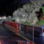 Frana sull'Aurelia tra Arenzano e Genova, traffico bloccato e strada chiusa