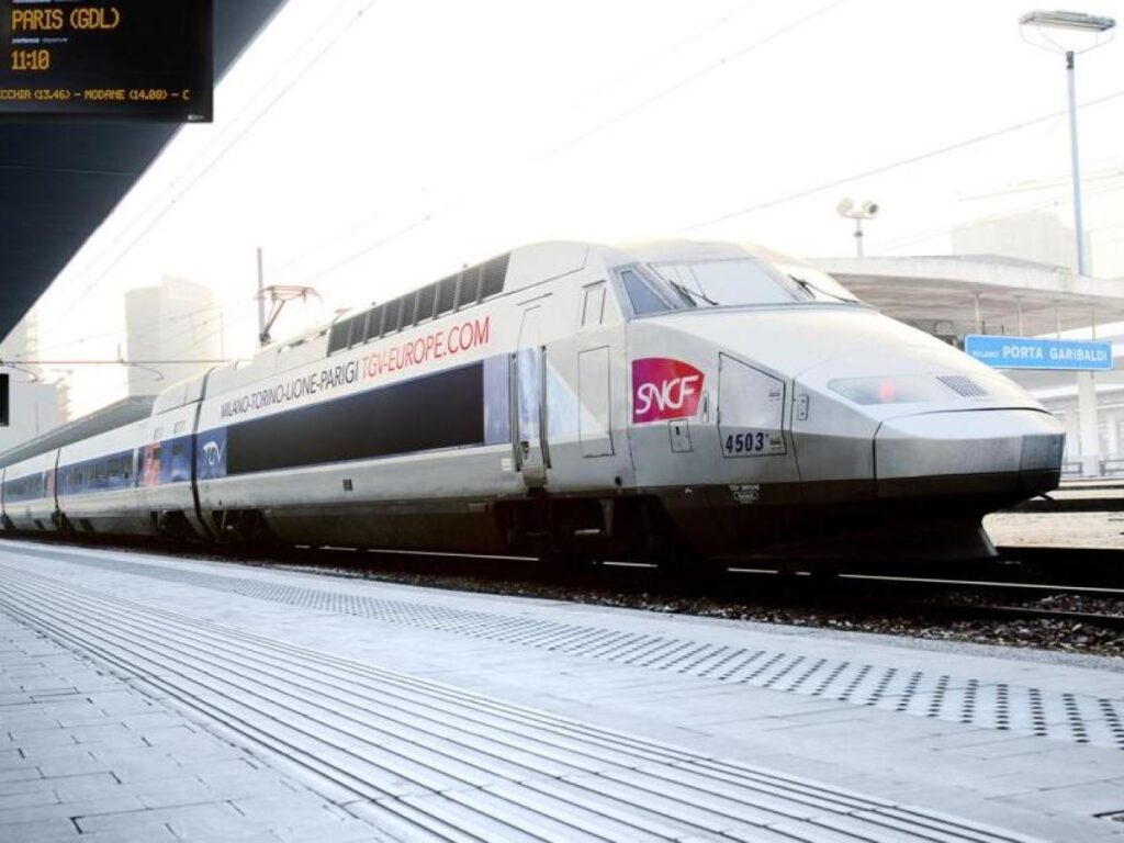 Francia, polemica sulle nuove carrozze dei treni vietate ai bambini e reazioni del governo