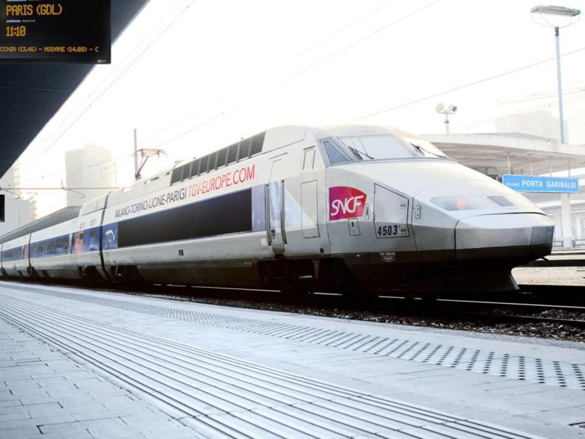 Francia, polemica sulle nuove carrozze dei treni vietate ai bambini e reazioni del governo