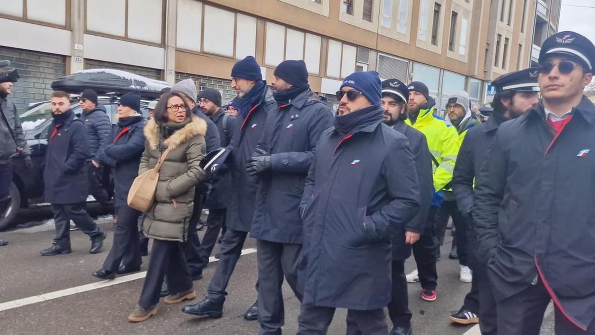 Funerale di Alessandro Ambrosio: colleghi e istituzioni chiedono più sicurezza alle Ferrovie di Bologna