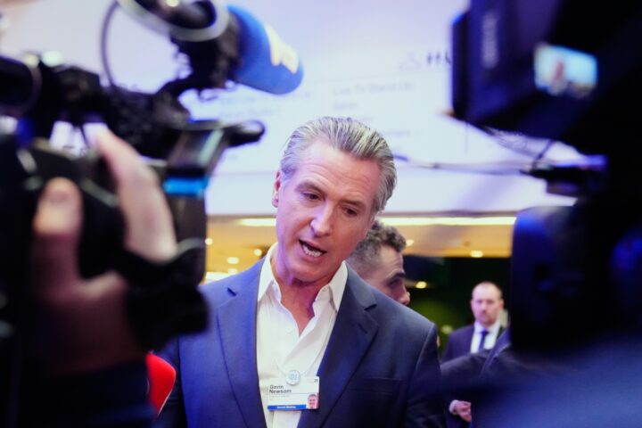Gavin Newsom avverte: l'Europa deve rimanere forte di fronte a Trump