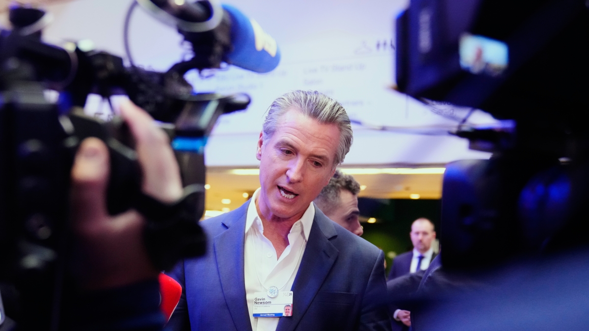 Gavin Newsom avverte: l'Europa deve rimanere forte di fronte a Trump