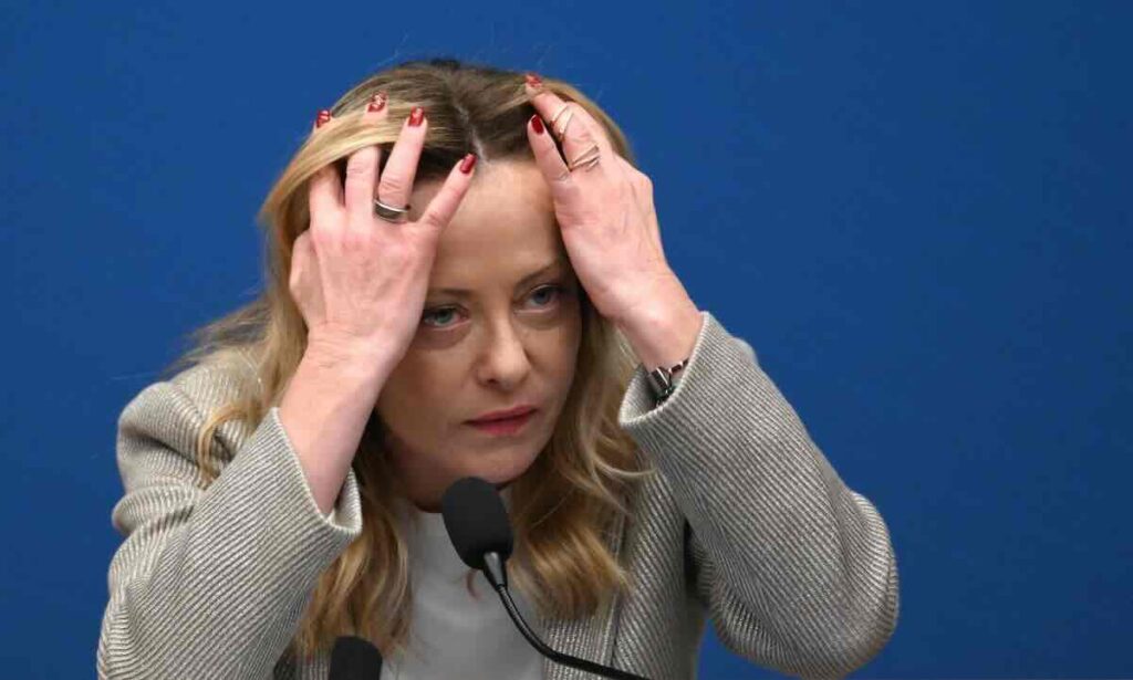 Giorgia Meloni perde la pazienza durante conferenza stampa su inchieste riguardanti la sua vita privata