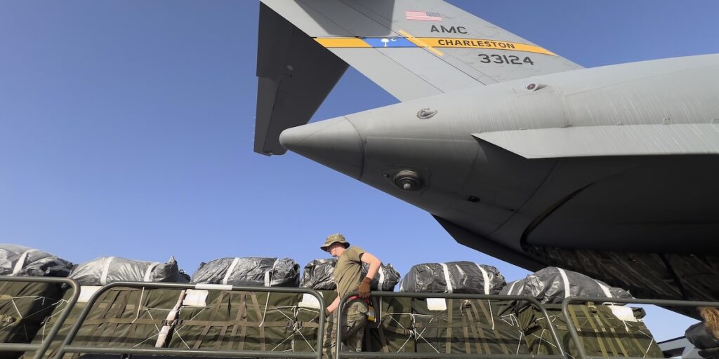 Gli Stati Uniti ordinano evacuazione parziale della base militare di al Udeid in Qatar amid tensions con l'Iran