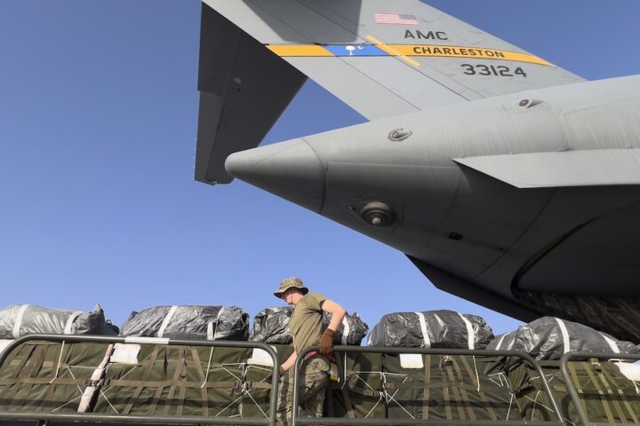 Gli Stati Uniti ordinano evacuazione parziale della base militare di al Udeid in Qatar amid tensions con l'Iran