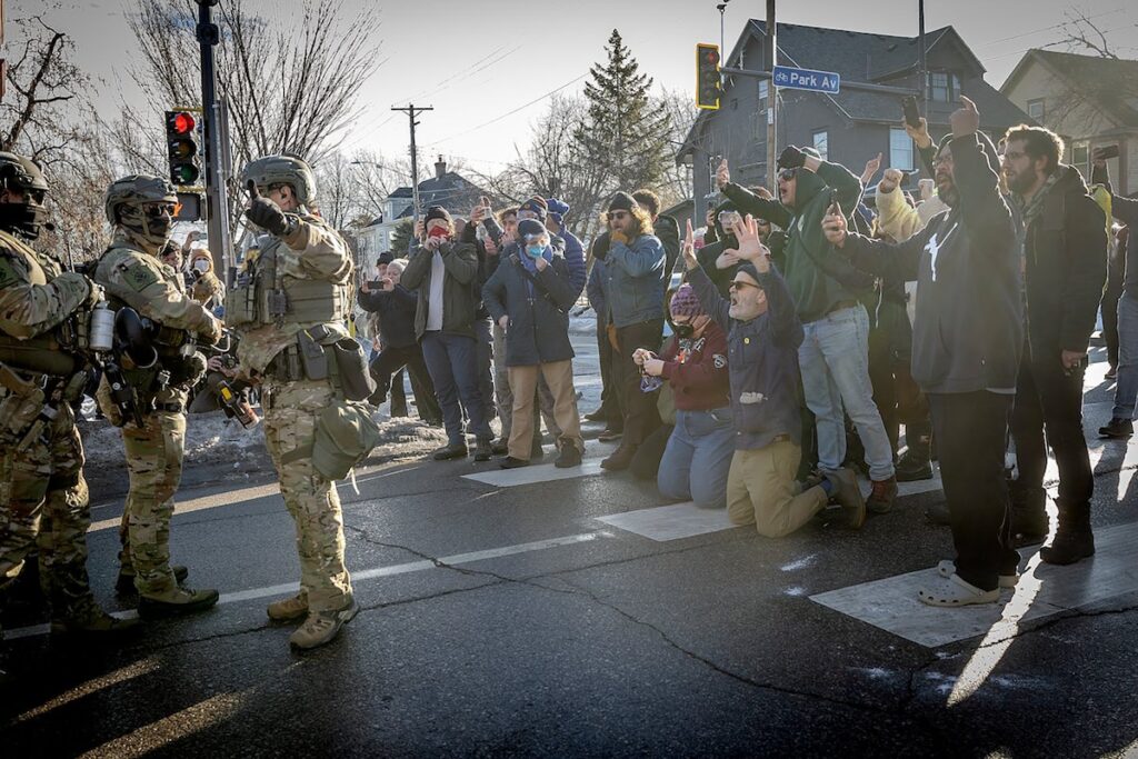 Gruppi di attivisti filmati mentre monitorano le operazioni dell'ICE a Minneapolis