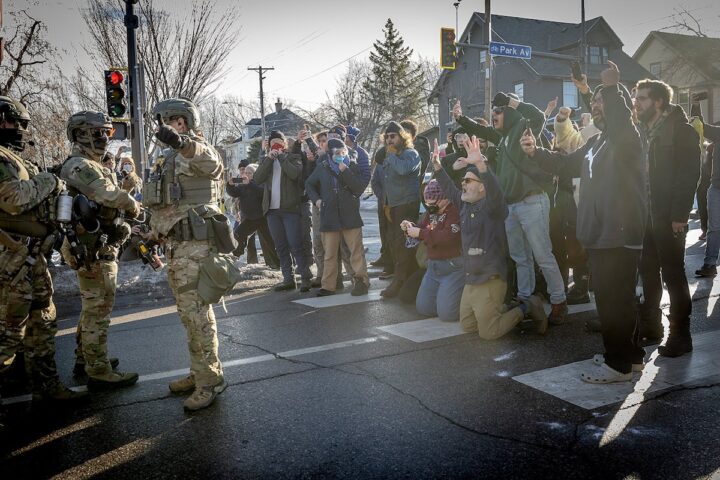 Gruppi di attivisti filmati mentre monitorano le operazioni dell'ICE a Minneapolis