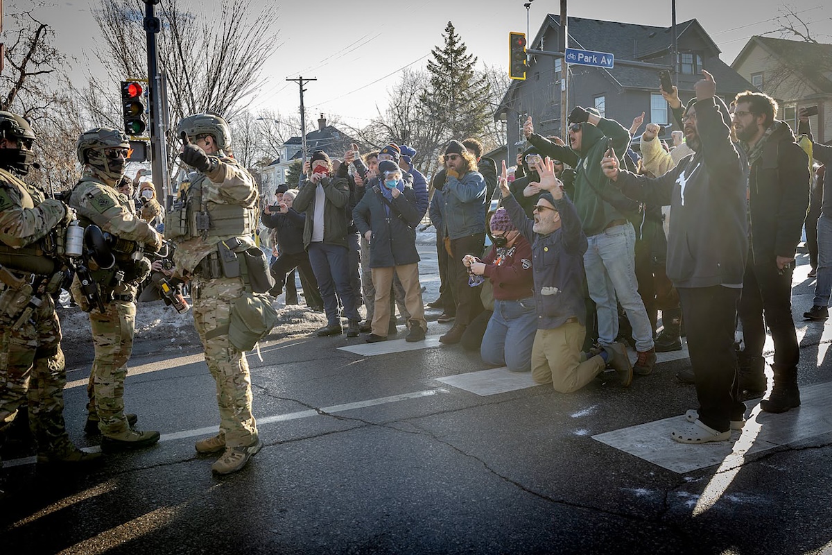 Gruppi di attivisti filmati mentre monitorano le operazioni dell'ICE a Minneapolis