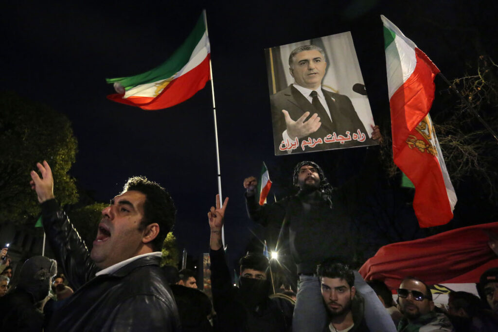 Hacker interrompono le trasmissioni della tv iraniana per un messaggio di Reza Pahlavi