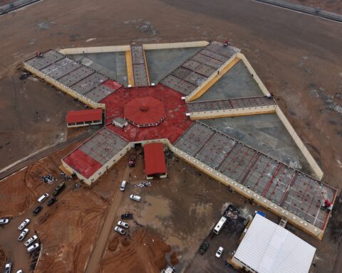 I curdi cedono il controllo di una prigione per terroristi dell’ISIS al governo siriano a Raqqa