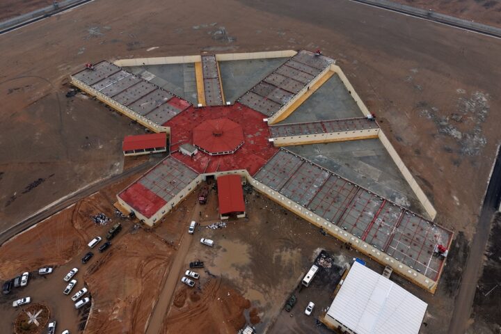 I curdi cedono il controllo di una prigione per terroristi dell’ISIS al governo siriano a Raqqa