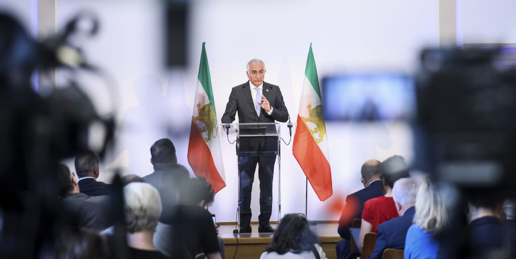 I manifestanti in Iran inneggiano a Reza Pahlavi, figlio dello scià in esilio