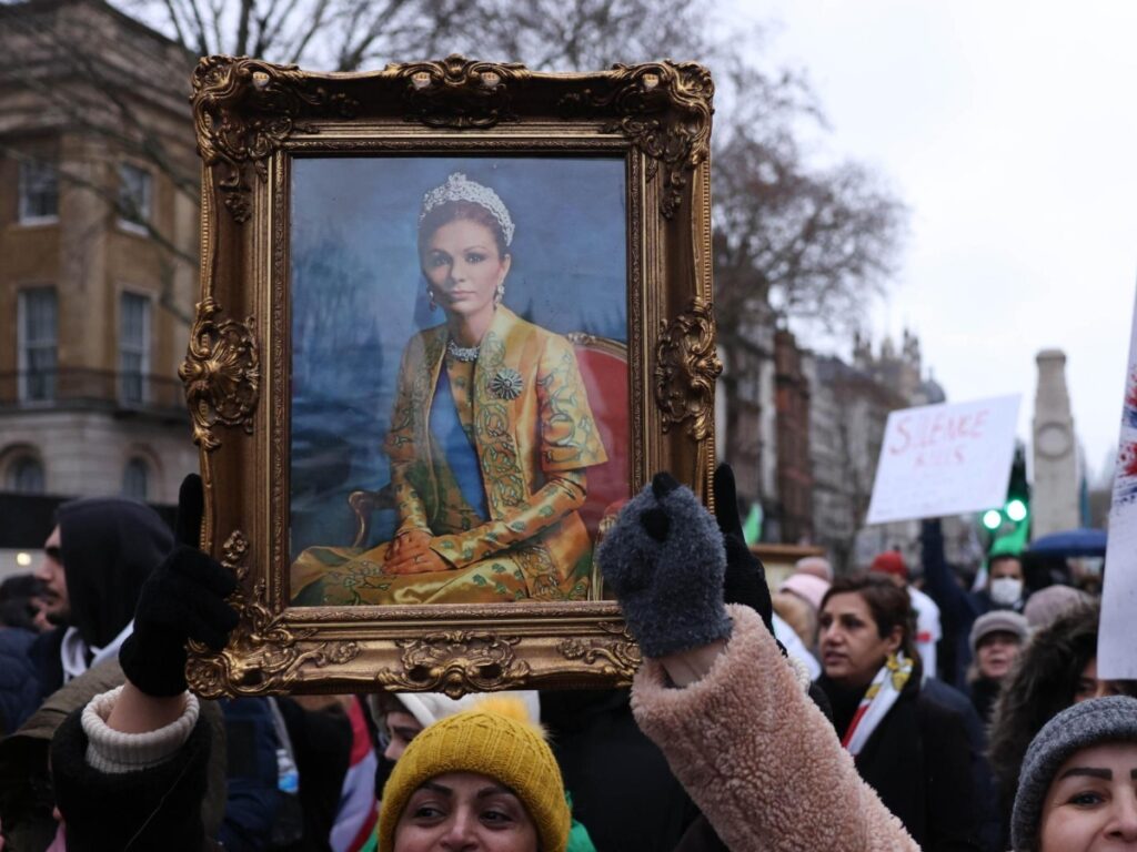 Il 16 gennaio 1979 l'uscita dall'Iran dello Shah e di Farah Diba