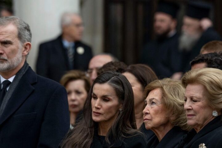 Il dolore della regina Letizia per il disastro ferroviario in Spagna durante i funerali ad Atene