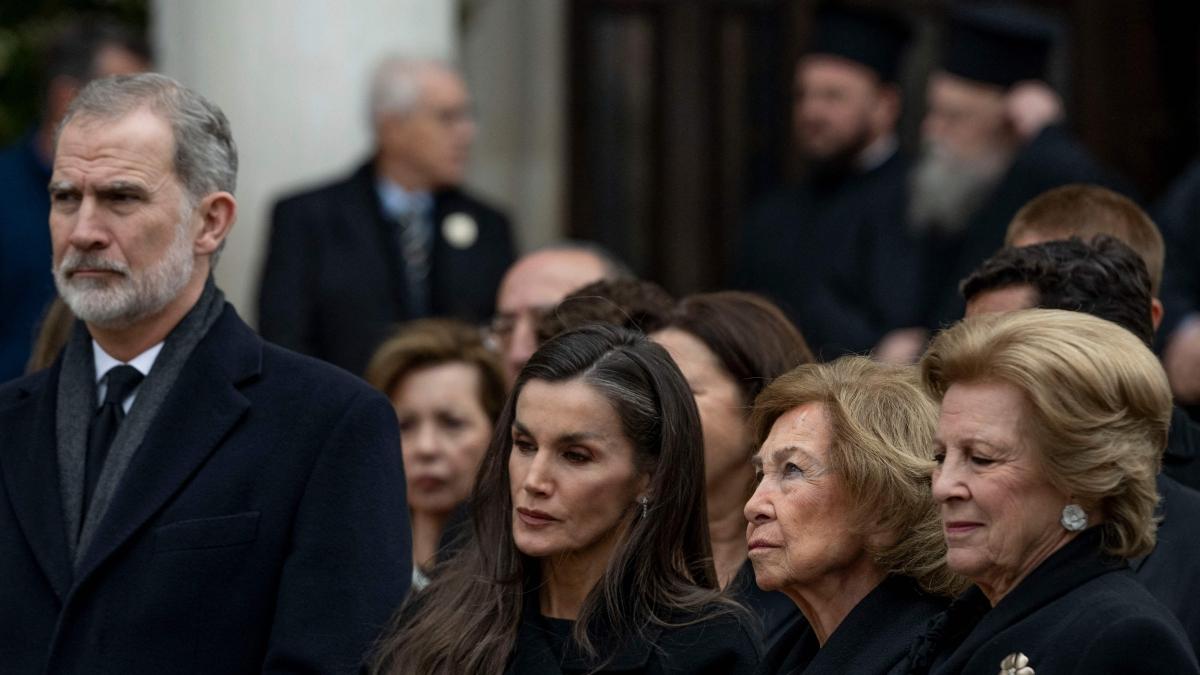 Il dolore della regina Letizia per il disastro ferroviario in Spagna durante i funerali ad Atene