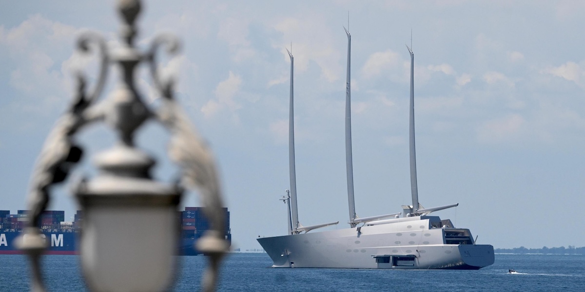 Il gigante del mare Sy A bloccato a Trieste in attesa delle decisioni dell'Unione Europea