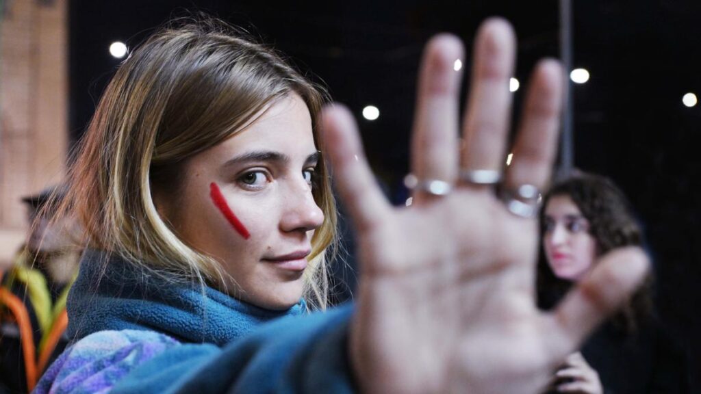 Il giudice esclude il femminicidio dopo la caduta della donna da un balcone durante un'aggressione del marito a Ventimiglia