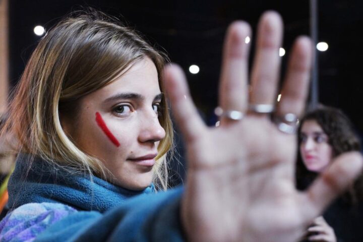 Il giudice esclude il femminicidio dopo la caduta della donna da un balcone durante un'aggressione del marito a Ventimiglia