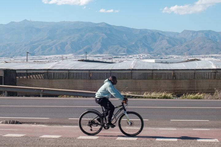 Il governo spagnolo approva un decreto per regolarizzare fino a 500mila migranti irregolari