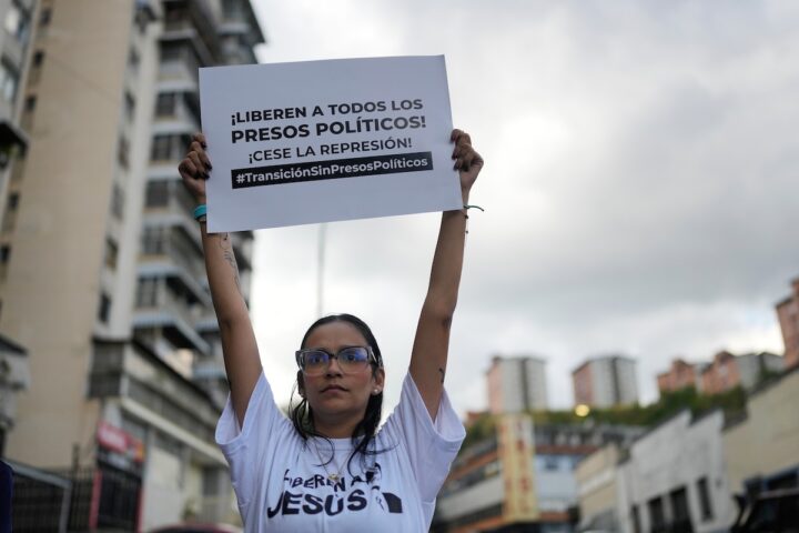 Il governo venezuelano libera oltre 80 detenuti politici sotto la guida di Delcy Rodríguez