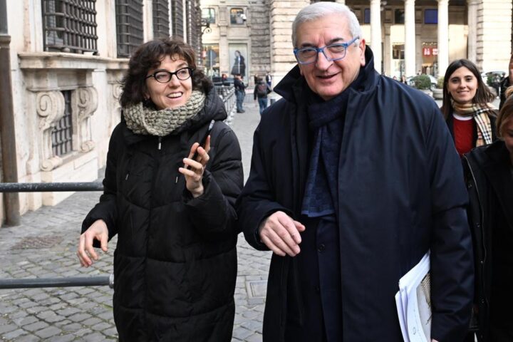 Il ministro Foti critica la durezza ingiustificata in Minnesota e difende la risposta di Meloni a Trump