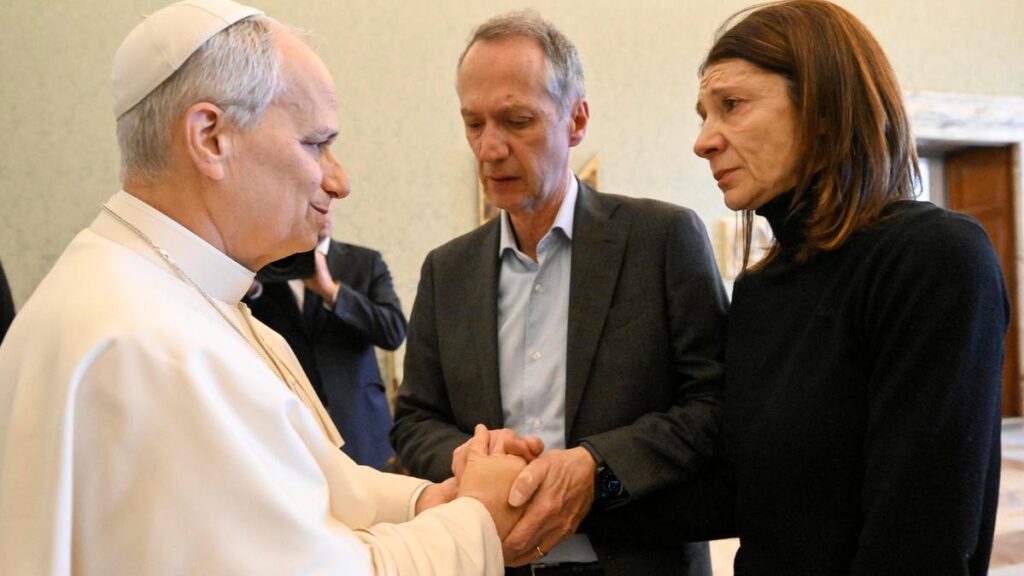 Il Papa incontra i familiari delle vittime di Crans-Montana: “Sono commosso, prego per voi”