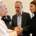 Il Papa incontra i familiari delle vittime di Crans-Montana: “Sono commosso, prego per voi”