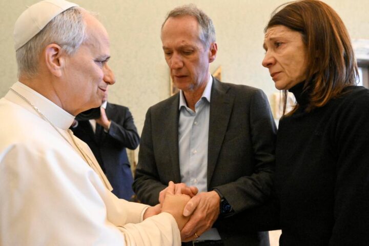 Il Papa incontra i familiari delle vittime di Crans-Montana: “Sono commosso, prego per voi”