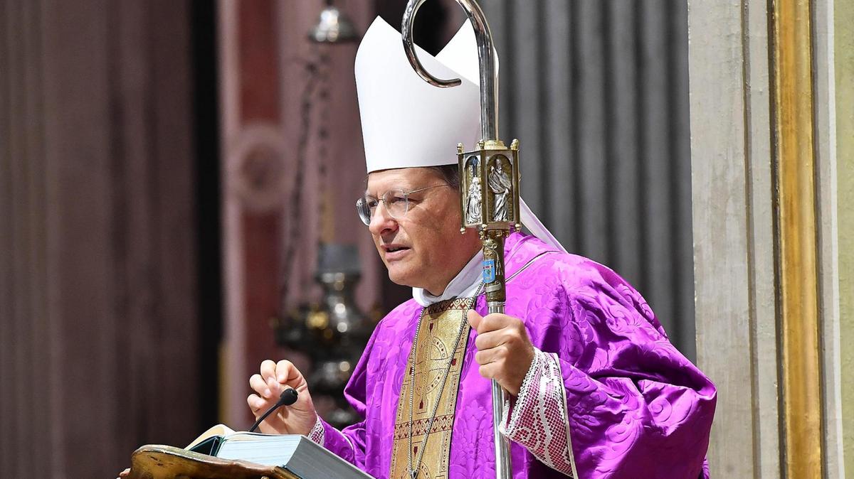 Il vescovo di Alessandria difende il suo stile di vita dopo l'ispezione papale e le polemiche sull'auto Tesla