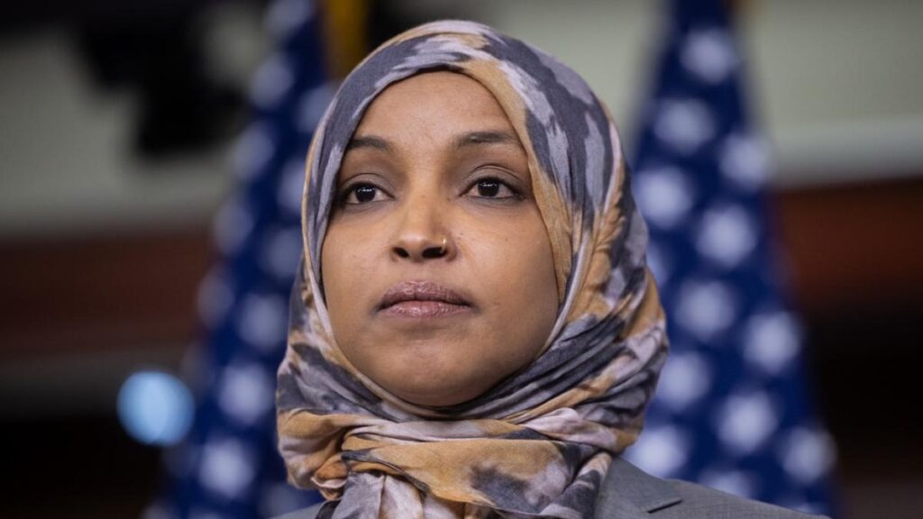 Ilhan Omar, la prima musulmana eletta al Congresso Usa: origini somale e attacchi xenofobi da Trump