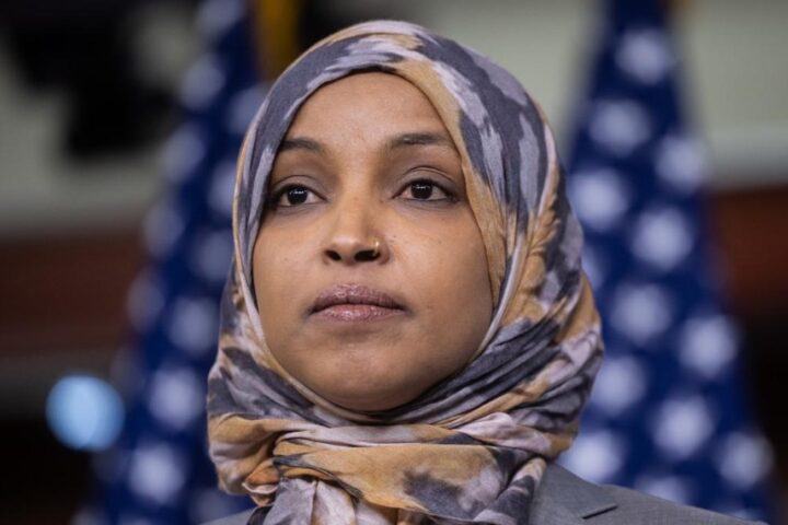 Ilhan Omar, la prima musulmana eletta al Congresso Usa: origini somale e attacchi xenofobi da Trump
