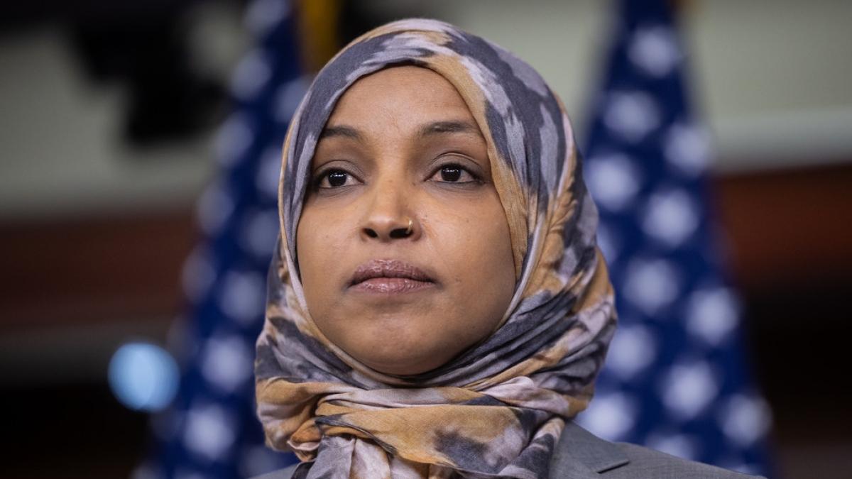 Ilhan Omar, la prima musulmana eletta al Congresso Usa: origini somale e attacchi xenofobi da Trump