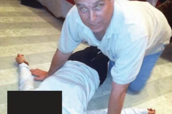 Immagini rivelano Andrea di York inginocchiato su una donna, coinvolto in mail con Epstein