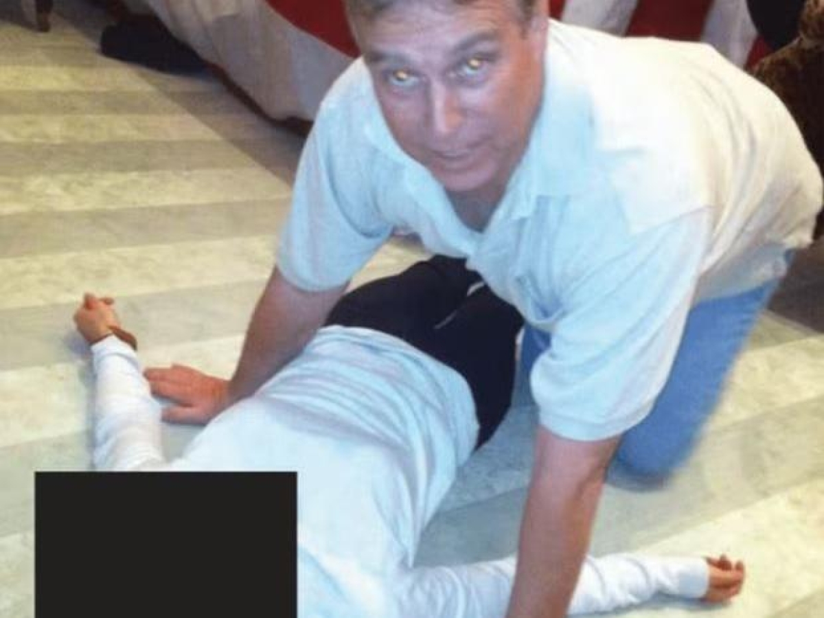 Immagini rivelano Andrea di York inginocchiato su una donna, coinvolto in mail con Epstein