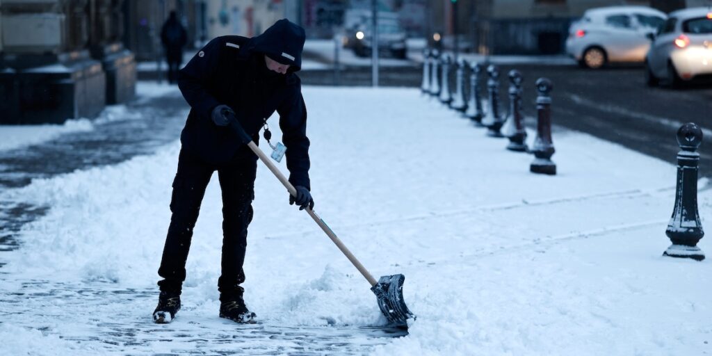 In Francia allerta arancione per neve e disagi nei trasporti, voli cancellati a Charles de Gaulle