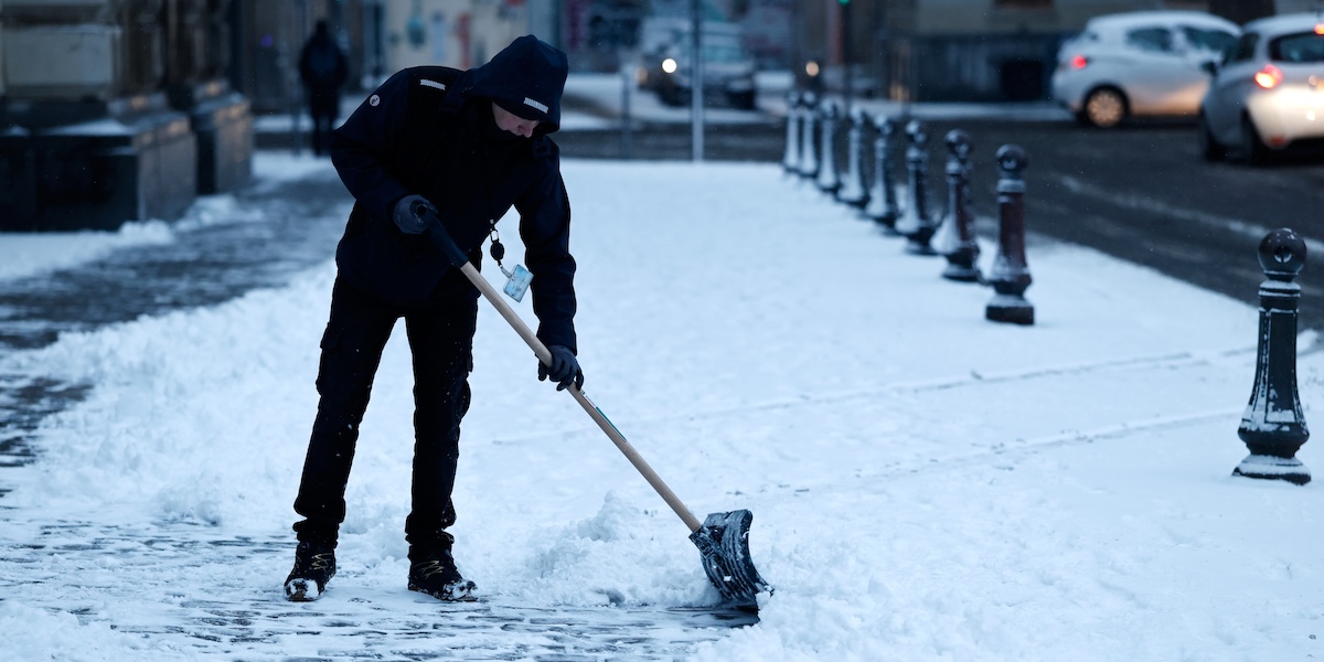 In Francia allerta arancione per neve e disagi nei trasporti, voli cancellati a Charles de Gaulle