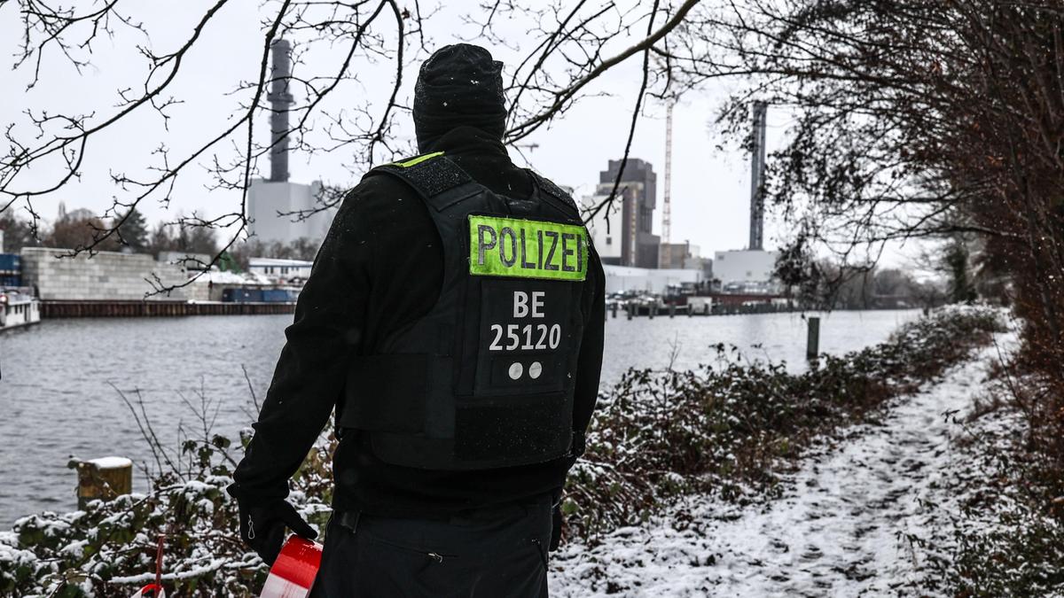 Incendio a Berlino provoca blackout massiccio: 45mila appartamenti e duemila negozi senza luce e riscaldamento