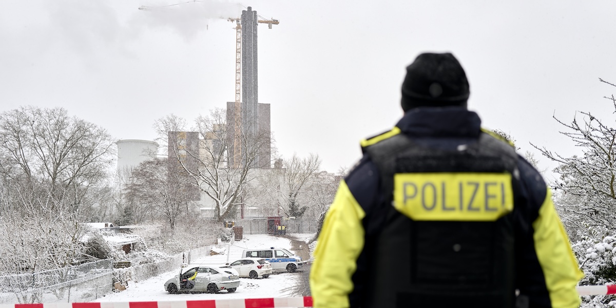 Incendio di una linea elettrica a Berlino lascia 50mila case e 2mila negozi senza energia